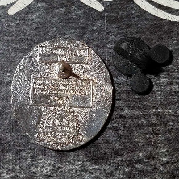 Tigger from Winnie the Pooh silhouette Disney pin - Picture 2 of 2